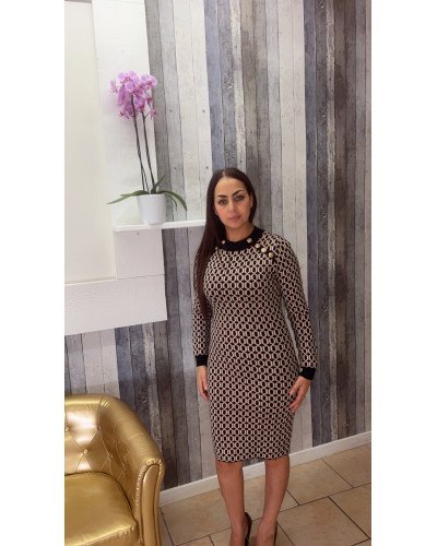 Robe en maille à motifs et boutons dorée