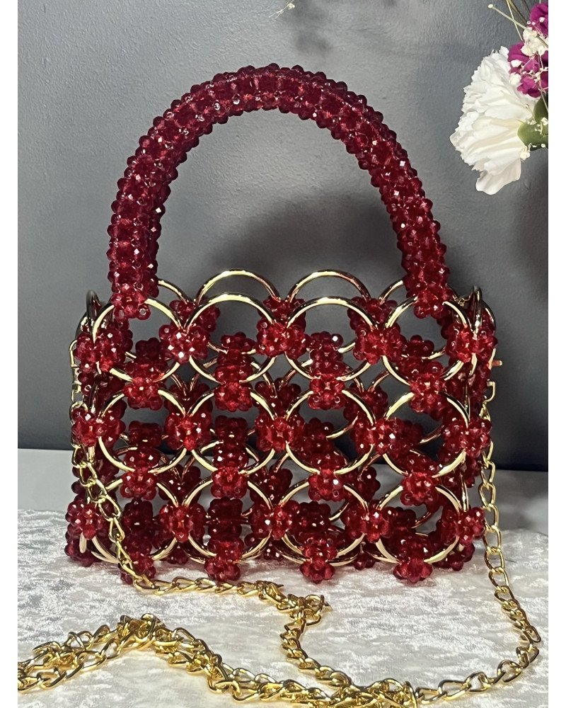 Sac à main en cristal et anneaux dorés