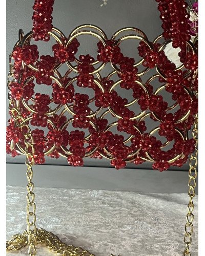 Sac à main en cristal et anneaux dorés